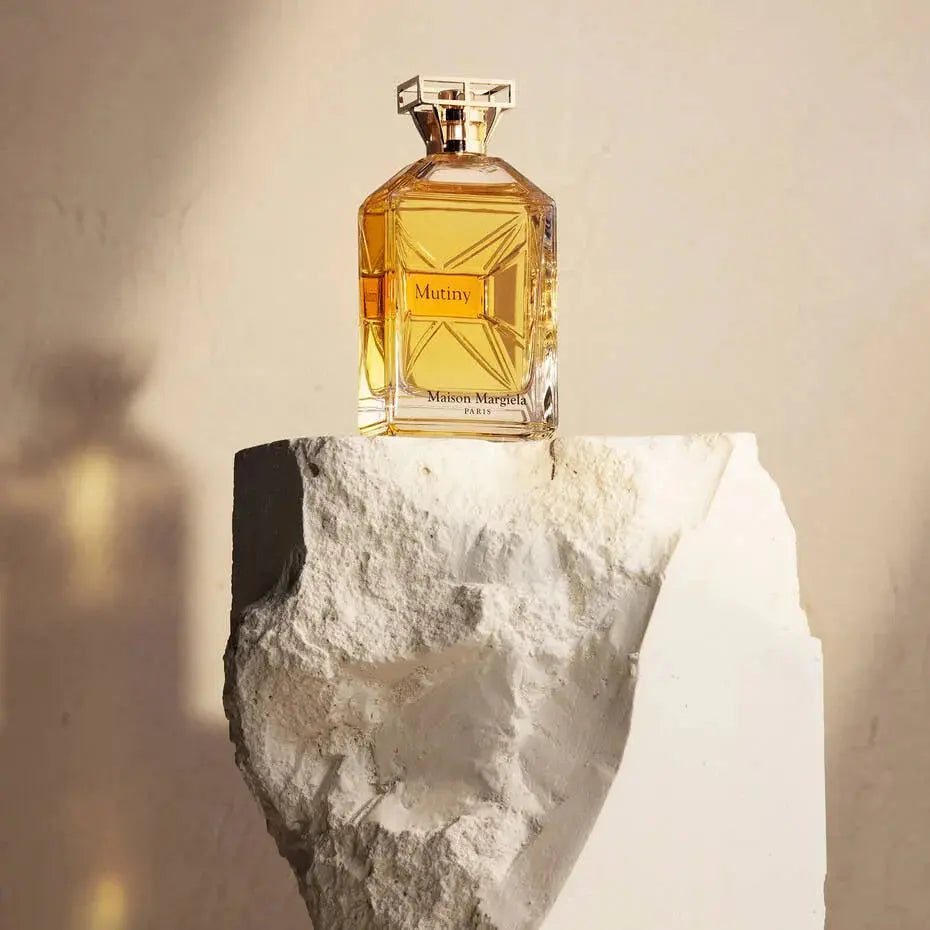 Fragrance notes of Mutiny: citrus, tuberose, saffron, oud, vanilla